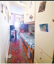 cameretta bimba come nuova in legno completa di scrivania incassata scaletta