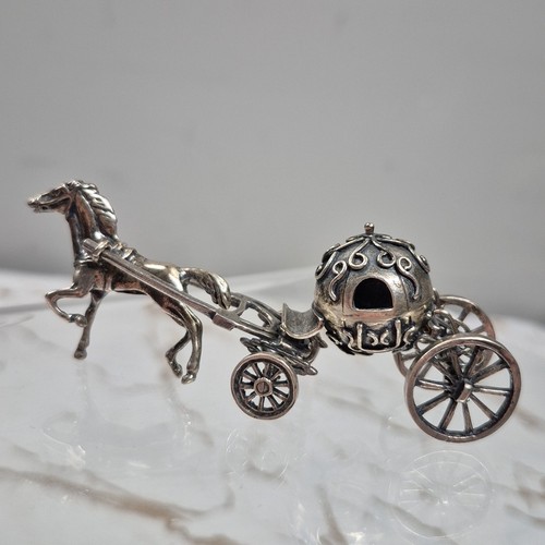 Trinket statuina cavallo e - 3d,