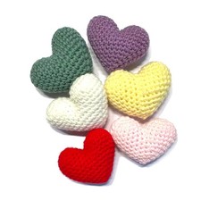 Cuori all'uncinetto fatti a