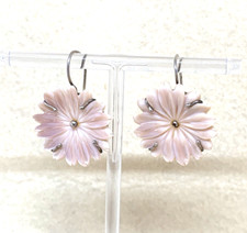 GRANDI ORECCHINI FIORE IN MADREPERLA ROSA INTAGLIATA E MONTATURA IN ARGENTO 925