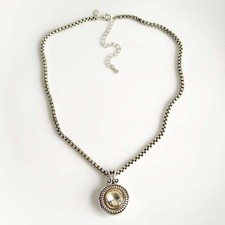 Collana con ciondolo targhetta