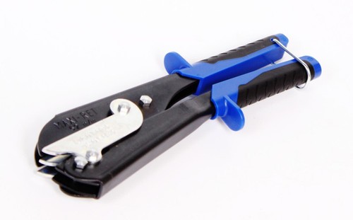 Pinza retrattile per tubi