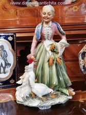 Statuina in  porcellana