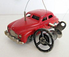 Auto giocattolo in latta