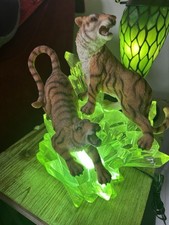 Statuina tigre su cristalli di