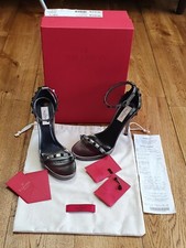 Sandali nuovi con etichette