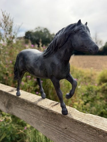Breyer custom horse grave - 🖤,