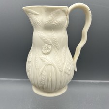 Antica brocca bianca modellata