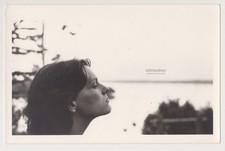 Giovane donna onirica di