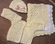 Maglione, coperta e cappello