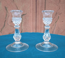 Coppia di candelabri candelieri in vetro lavorato h cm 17, portacandela