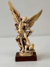 San Michele Arcangelo Statua Insieme in Resina Bianco Sporco della CAART anni 60