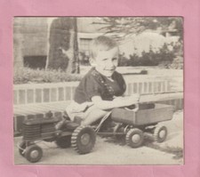 PHOTO - ENFANT ET JOUET : TRACTEUR AGRICOLE ET REMORQUE DEJOU -