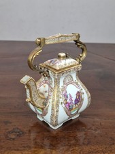 ANTICA TEIERA IN PORCELLANA