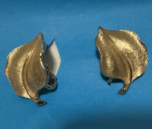 Orecchini trifari tono oro - trifari,