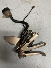 supporto pedana destro con pompa pedale freno posteriore yamaha R1 modello 1999