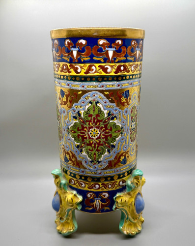 Antico vaso con piedi