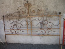 TESTATA FERRO LAVORATA A RICCIOLI E DORATA A PORPORINA - MATRIMONIALE  1940