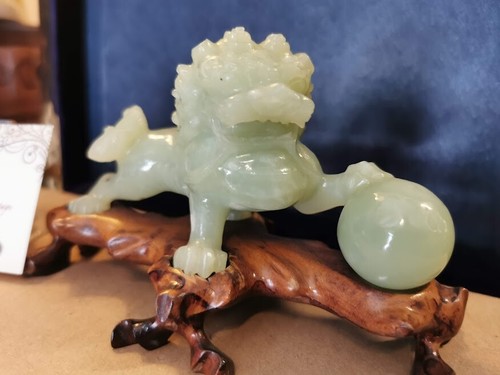 Scultura leone con sfera giada - con,