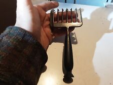 RIPRODUZIONE ANTICA FIOCINA IN BRONZO CREDO , MANICO IN LEGNO DIM. 16X7,5 RIPORT