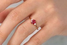 Anello ovale in oro rubino