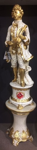Statua uomo con - con, +