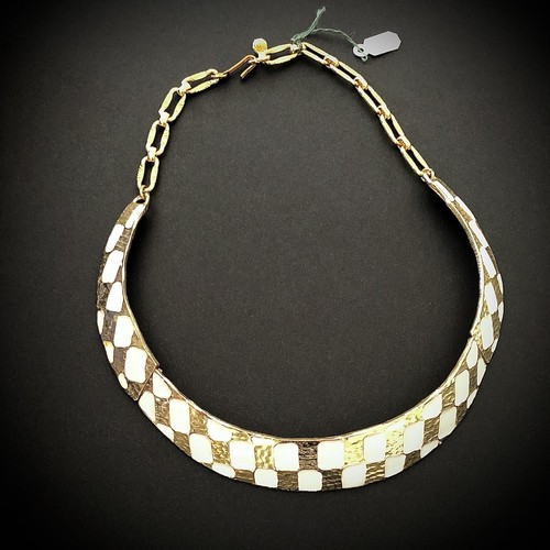 Collana girocollo curvo rigido