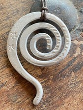 Ciondolo,collana artigianale leggera in alluminio lavorata a mano pezzo unico