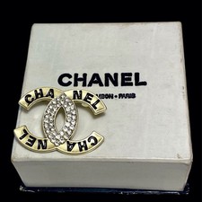 Superbe Broche Chanel double C en métal doré logo signé