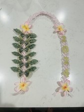 ELEGANTE ORGANZA BORDO RASO MONEY LEI CON $ FARFALLA E ANNO PLUMERIA ROSA