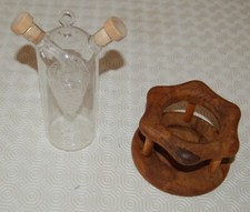 Oliera e acetiera in vetro, due in uno, base legno, usata