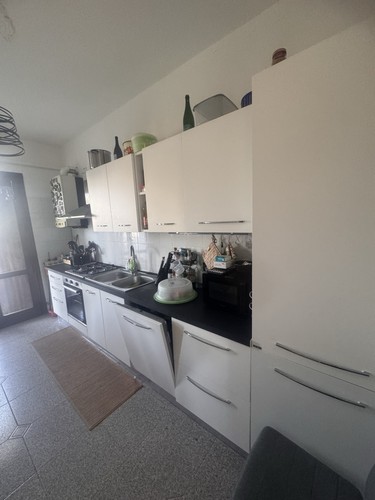Cucina lineare bianca profili