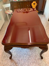 tavolo sala pranzo chippendale anni 40 in legno e vetro bordeaux con decorazioni