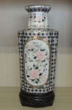 VASO GIAPPONESE IN FINE PORCELLANA CON PIEDISTALLO IN LEGNO