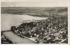 Veduta della città e molo a