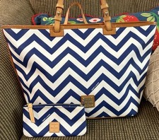 Dooney Bourke Set Blu Bianco Chevron Grande Zip Tote Bag Pochette Pochette Portafoglio