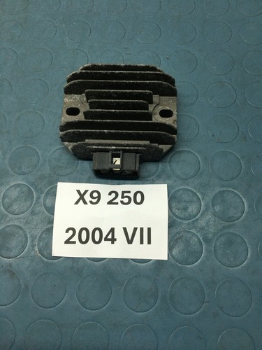 Regolatore tensione piaggio - tensione,