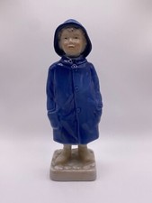 Statua bambino con impermeabile Royal Copenhagen