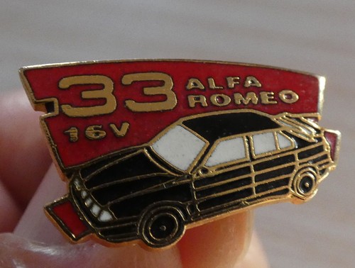 Beau pin voiture alfa romeo - pin's,