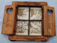 Finestra in legno con grata in