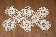 Centrino eseguito a uncinetto a mano 31x18cm