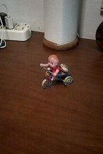 mini bimbo sul triciclo.in latta e plastica gioco d epoca NON FUNZIONANTE cm 10