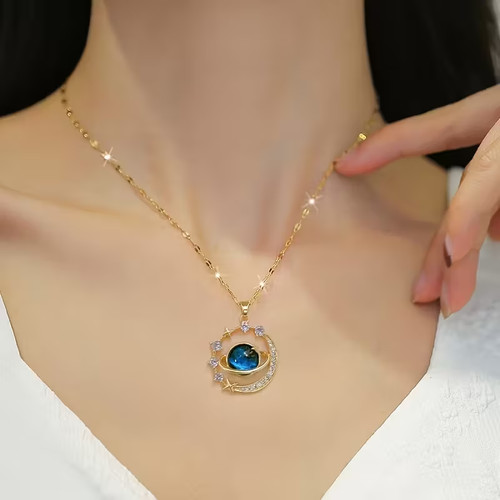 Collana con ciondolo elegante