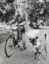1956 Paul Dudley cane bicicletta medico bianco di ALFRED EISENSTAEDT foto d'epoca