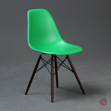 Vitra Eames Plastic Sidechair DSW verde sedia struttura acero marrone scuro dal 2015