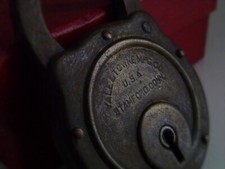 Vecchio lucchetto in ottone anni 40 vintage serratura senza chiave  d'epoca 2 WW