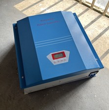 Regolatore di carica ibrido