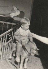  B1 - Foto Photo Fotografia Anni 60 - Bambino su cavallo a dondolo