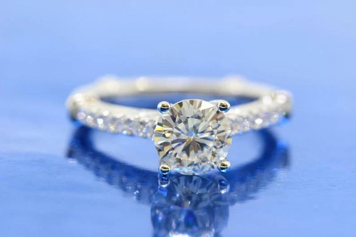 Anello solitario con diamanti