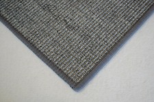 Tappeto in sisal bordato